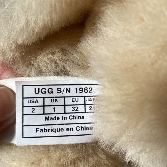 Uggs 2 - Picture 5 of 7